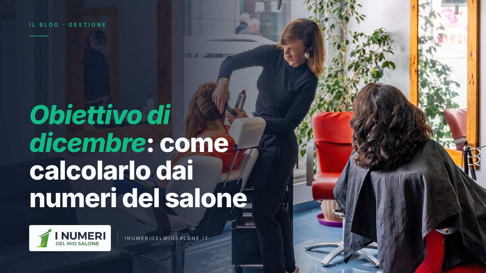 Una parrucchiera al lavoro in un salone pieno di clienti